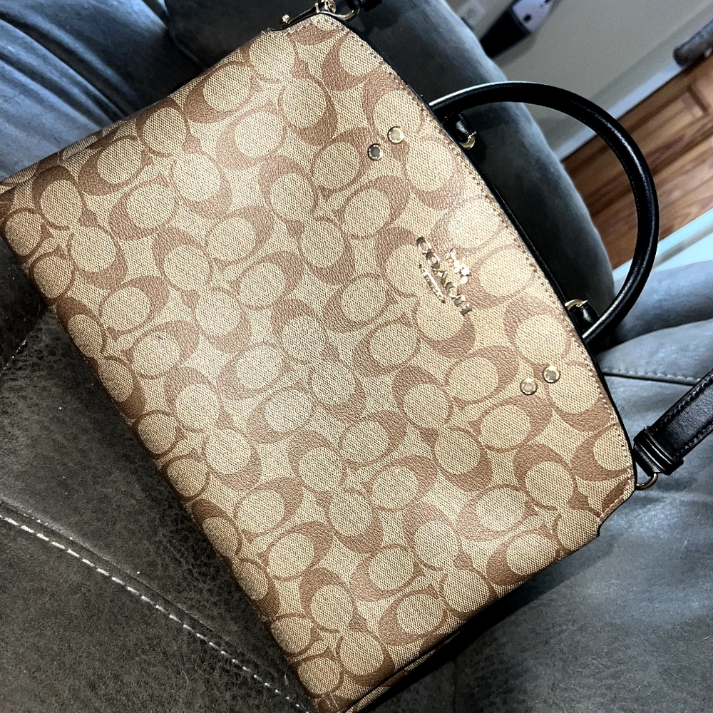 Authenticate Coach bag in like new condition.